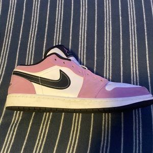 Jordan 1 low violet shock